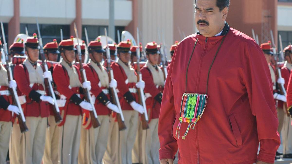 
El presidente de Venezuela, Nicolás Maduro, recibe honores militares por parte del Batallón Colorados de Bolivia (escolta presidencial) a su arribo el lunes 12 de octubre de 2015, a la ciudad de Cochabamba para participar de la clausura de la II Conferencia Mundial de los Pueblos sobre el Cambio Climático.
