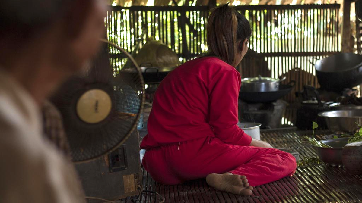 Una mujer camboyana que fue obligada a casarse con un hombre chino y vivir en China tres años, cocina en su casa, en el distrigo Pearaing, en la rural provincia de Prey Veng, después de conseguir regresar a Camboya. La carencia de mujeres en China y el alto coste de las dotes alimenta la trata de personas en países menos desarrollados como Camboya, donde jóvenes de familias pobres son vendidas como esposas a pretendientes chinos.