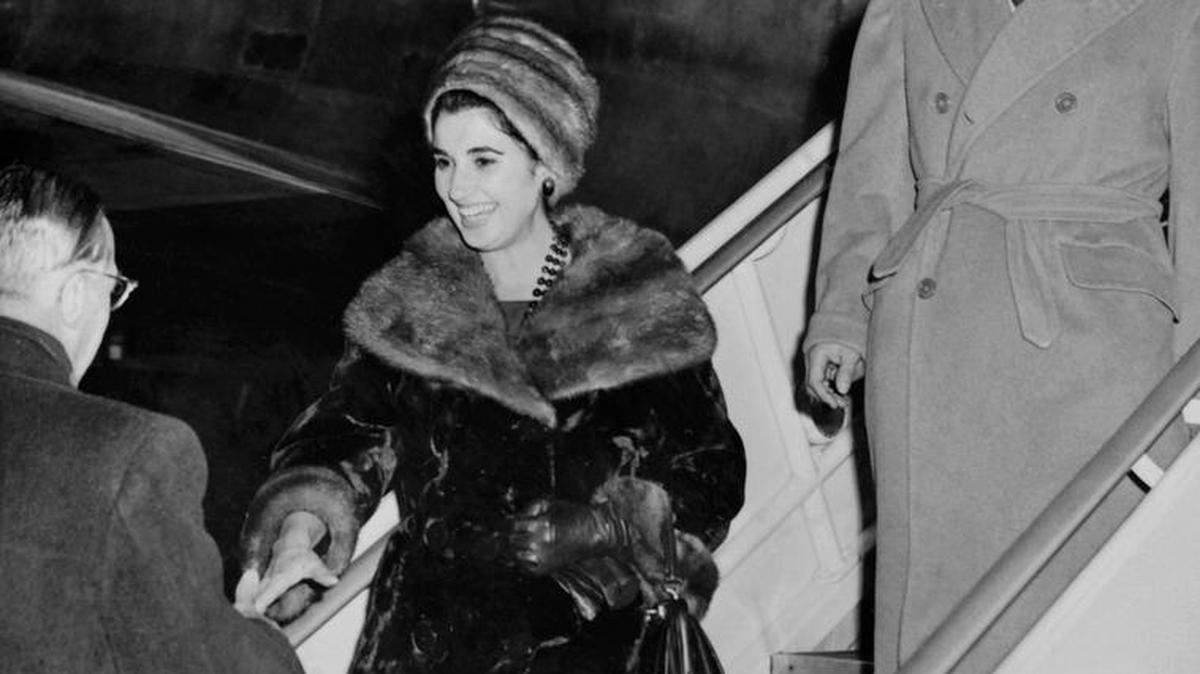 Una fotografía tomada el 12 de diciembre de 1960 muestra a la hija de Franco, Marquesa de Villaverde, Carmen Franco y su esposo llegando a Bruselas para asistir a la boda del Rey Baudouin de Bélgica y Doña Fabiola de Mora y Aragón.