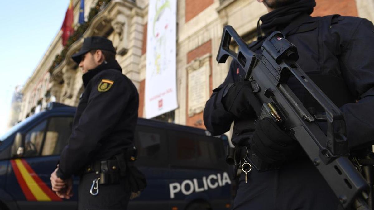 La policía antidisturbios hace guardia en la Plaza del Sol en el centro de Madrid el 30 de diciembre de 2016.