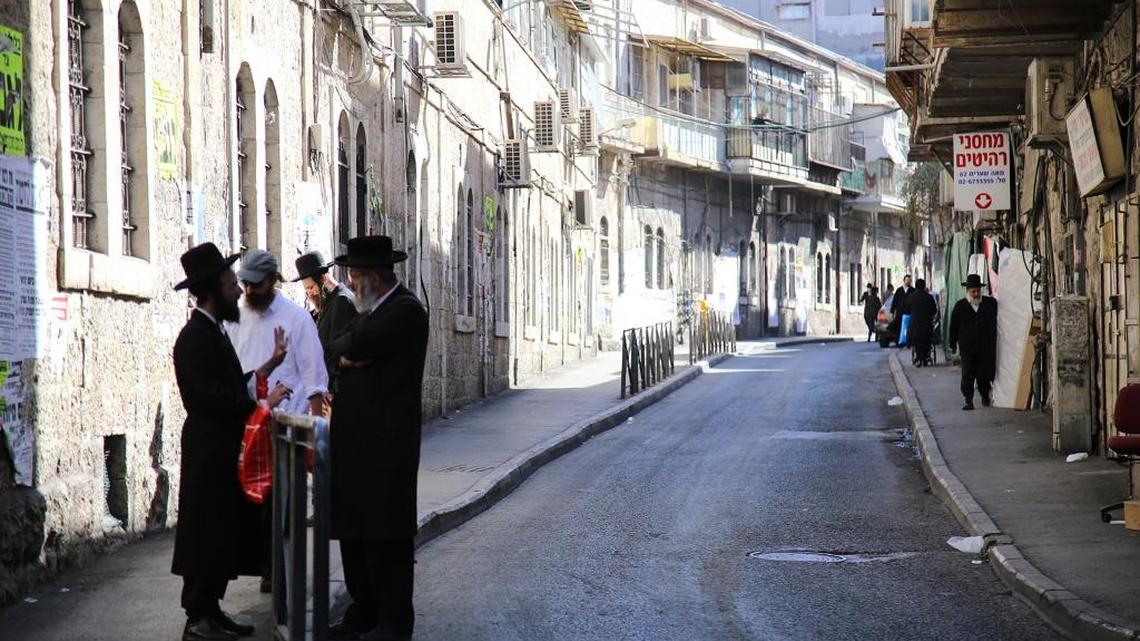 Una de las calles de Mea Shearim, un barrio de Jerusalén donde la comunidad judía ultraortodoxa está más cerrada que otras zonas hebreas.