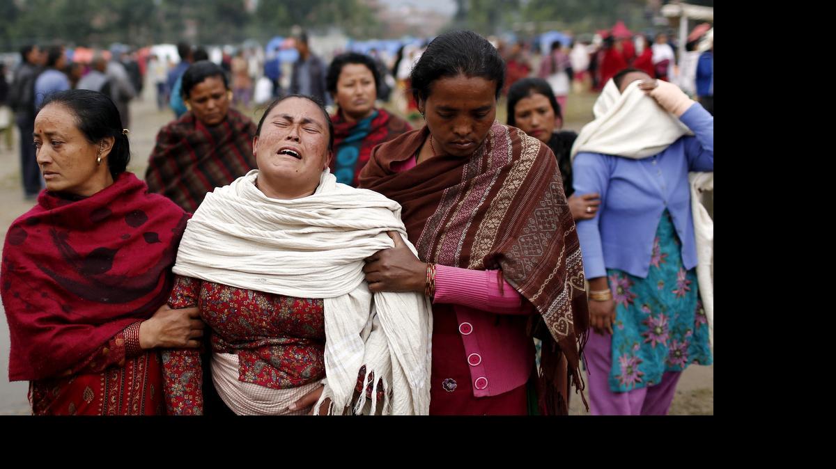 
 Varias mujeres lloran delante de una funeraria durante la cremación de una víctima del terremoto en Bhaktapur, cerca de Katmandú (Nepal) hoy, martes 28 de abril de 2015. El número de muertos continúa subiendo en Nepal a medida que pasan las horas mientras el Gobierno trabaja en el despeje de carreteras por las que miles de personas intentan abandonar la capital del país.
