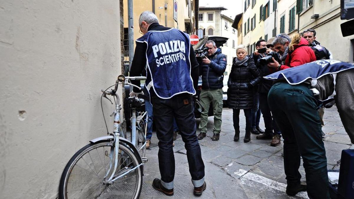 Agentes de la policía científica buscan posibles pruebas frente al exterior del apartamento de la ciudadana estadounidense Ashley Olsen en Florencia (Italia), el 11 de enero de 2015.
