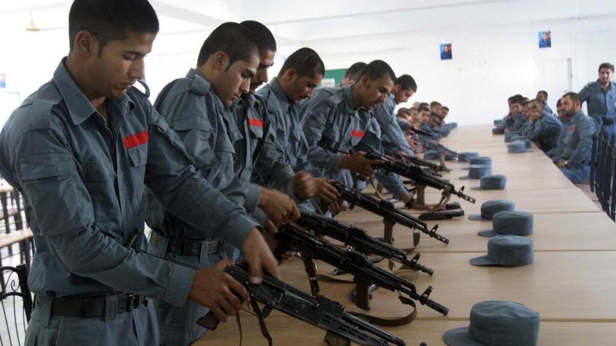 Miembros de la policía afgana practican en Helmand donde una nueva élite del Taliban está probando su fuerza.