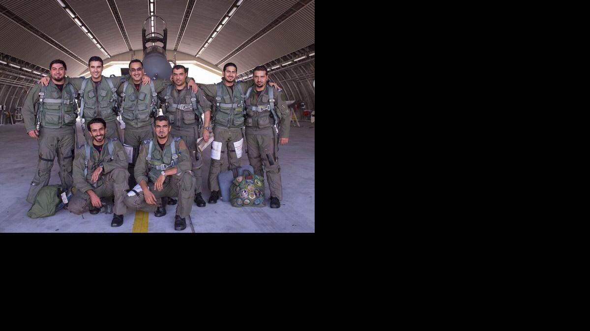 
Los pilotos sauditas que participaron en los ataques contra los yihadistas de grupo Estado Islámico en Siria han sido amenazados de muerte en las redes sociales tras la publicación de sus fotos por los medios de prensa.
