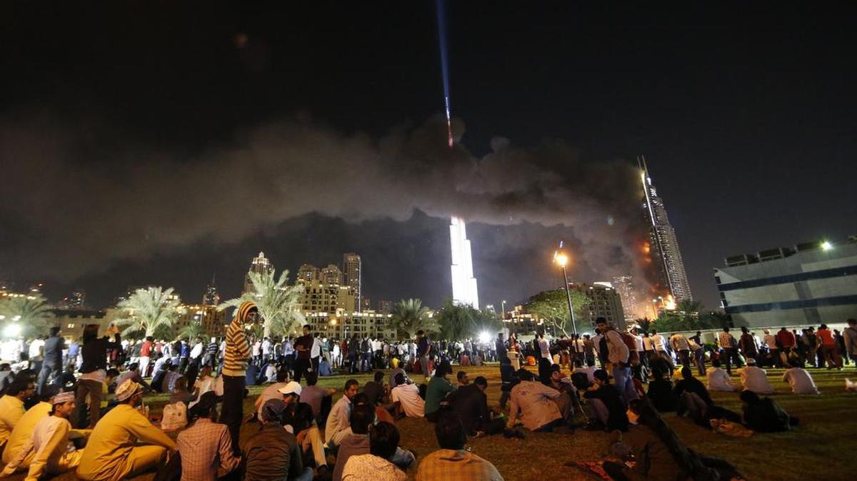 El fuego se propagó desde el hotel The Address, situado en el edificio, poco antes del comienzo de las celebraciones de fin de año con fuegos artificiales en la torre Al Jalifa, donde se congregó una gran cantidad de personas.