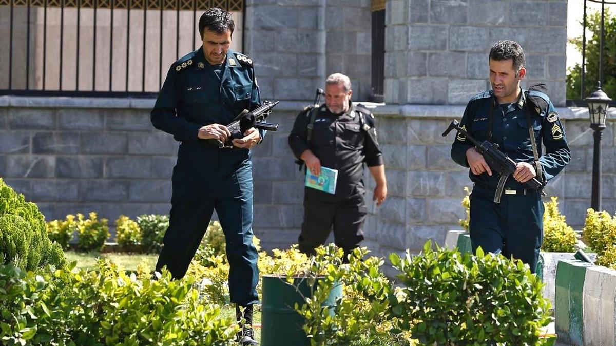 Policías patrullan el edificio del Parlamento iraní después de ataque que se atribuyó el Estado Islámico, en el que murieron 12 personas.