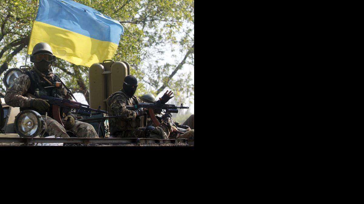 
Miembros del ejército ucraniano patrullan una zona de Donetsk durante ejercicios militares.


