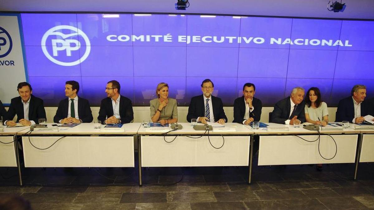 El líder del PP, Mariano Rajoy (6to der.) durante el Comité Ejecutivo Nacional del partido reunido en la sede, en Madrid.