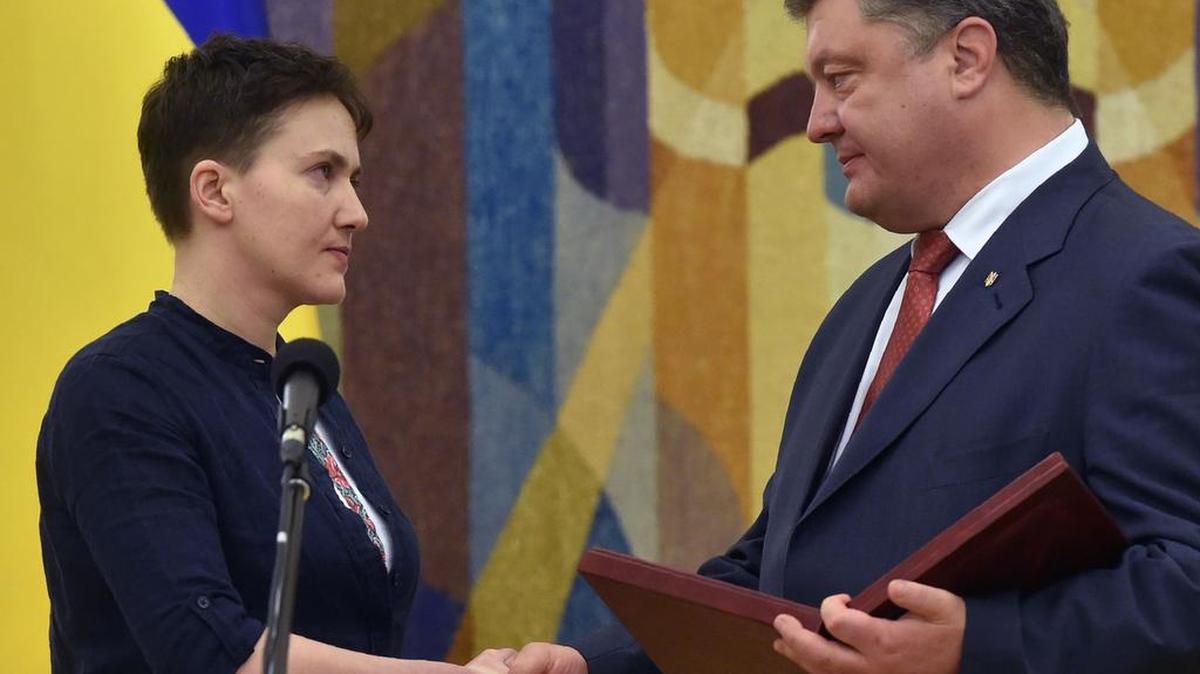 Considerada como una “Juana de Arco”, un icono nacional frente a Rusia, Savchenko (izq.), goza de una enorme popularidad en Ucrania. Su liberación era una de las promesas del presidente ucraniano Petro Poroshenko (der.).