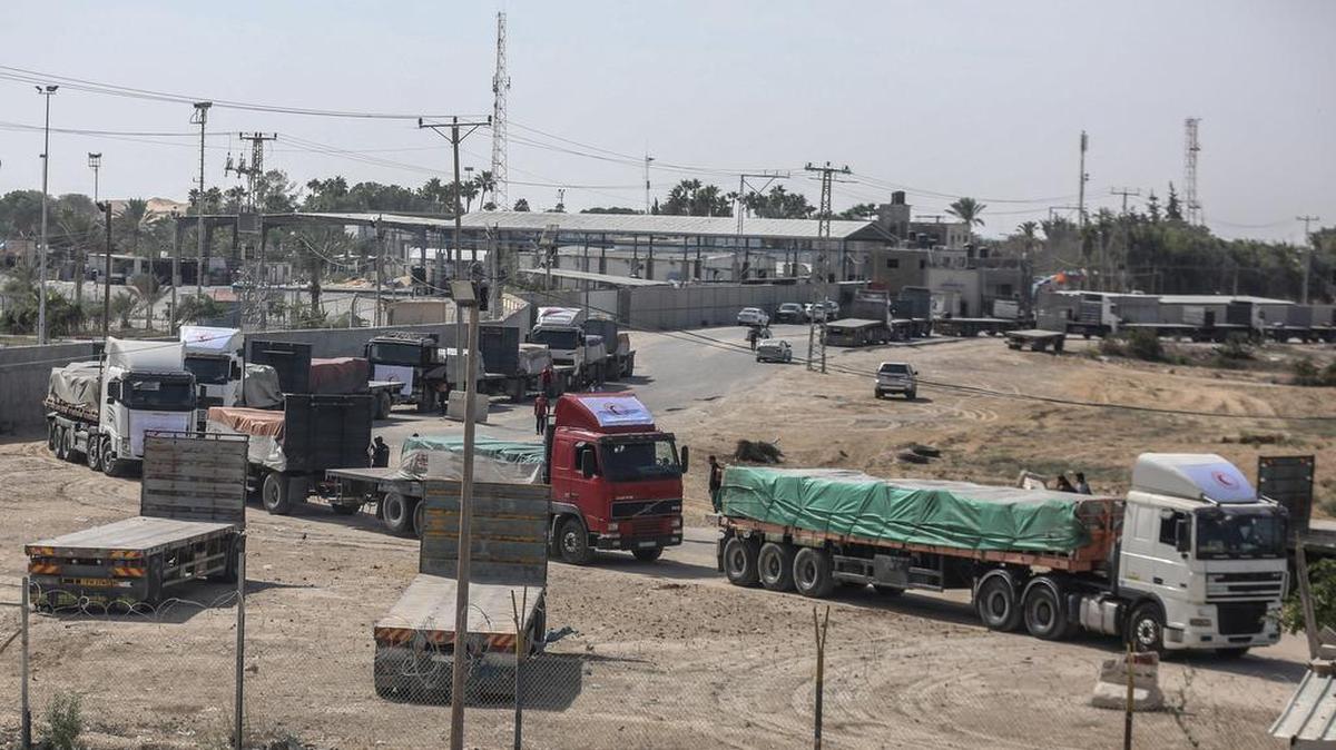 La Organización Mundial de la Salud dijo que cuatro de los 20 camiones que cruzaron por Rafah llevaban suministros médicos, como artículos esenciales para 300,000 personas durante tres meses, medicamentos y suministros de traumatología para 1,200 personas, y 235 bolsas portátiles de traumatología para los rescatistas.
