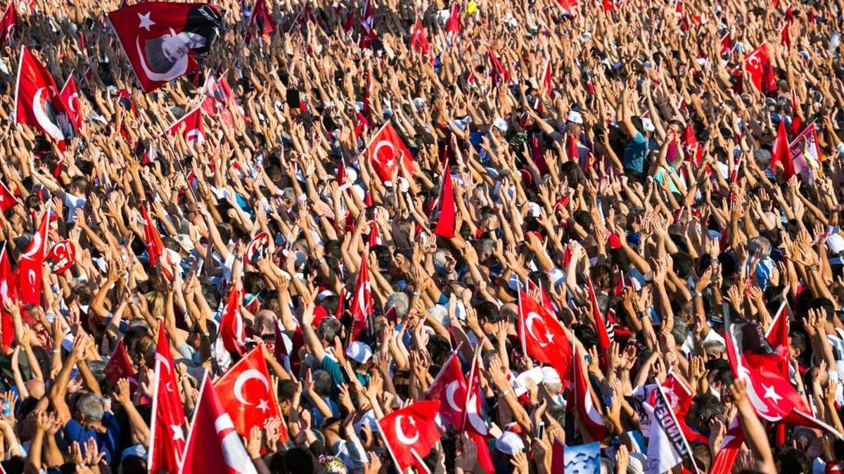 Un mar de personas ondean banderas turcas y retratos de Mustafá Kemal Atatürk, durante una manifestación del principal grupo de opositor en Turquía, el 24 de julio del 2016.