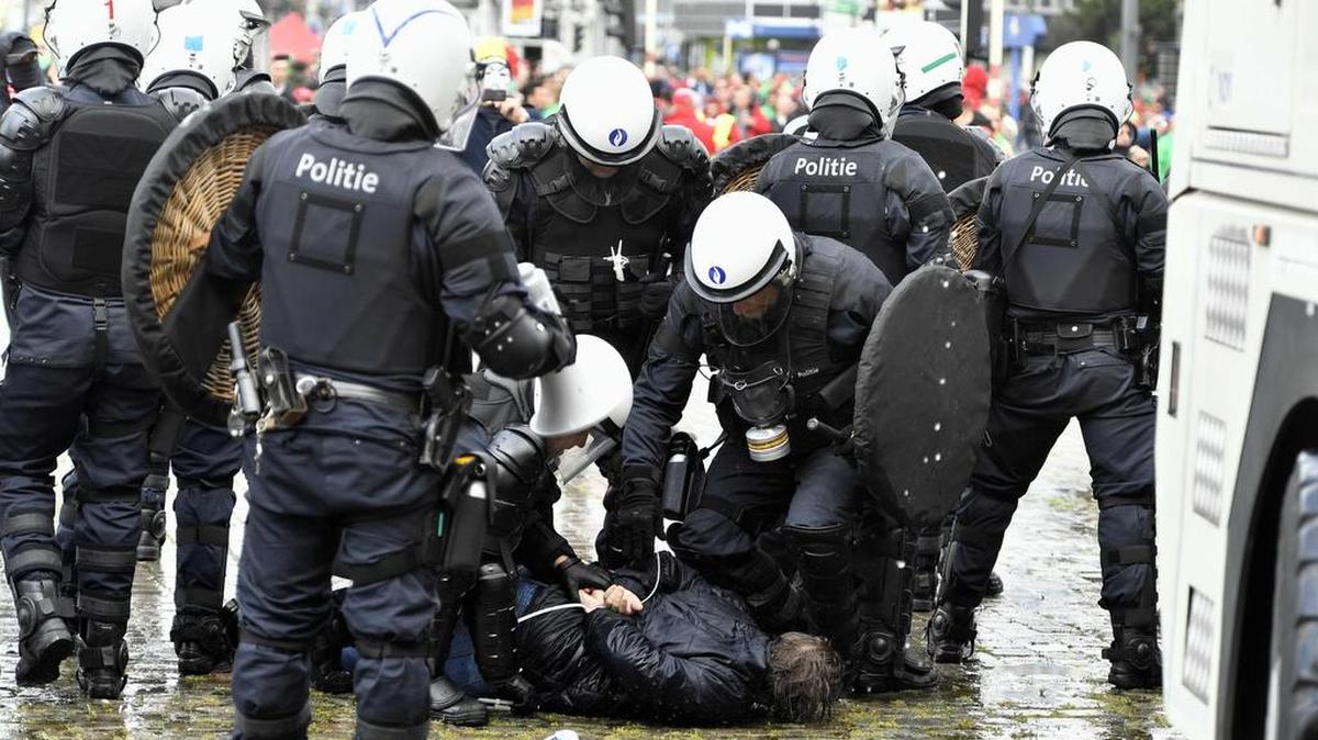 Diez personas , entre ellas dos policías, resultaron el martes heridas al final de una marcha en Bruselas para protestar por la política laboral belga.