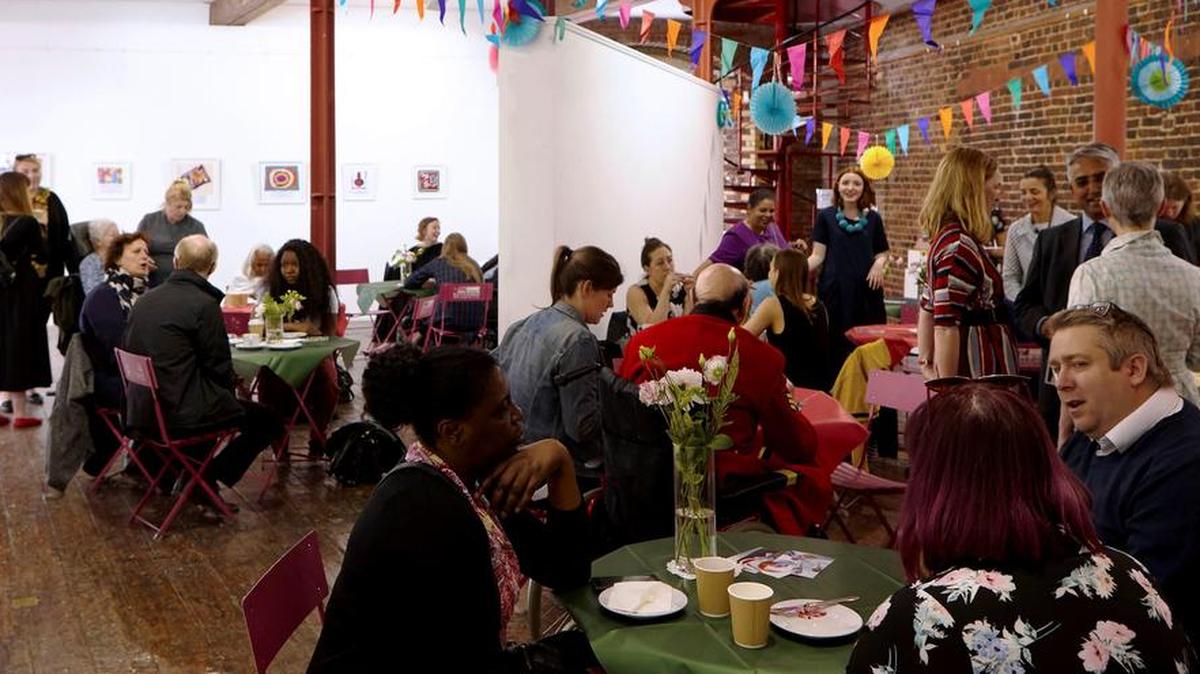 Vista de “The Imagination Café”, una cafetería temporal que llega a Edimburgo para acercar el conocimiento sobre la demencia y combatir su estigma a través de la creatividad y las artes visuales.