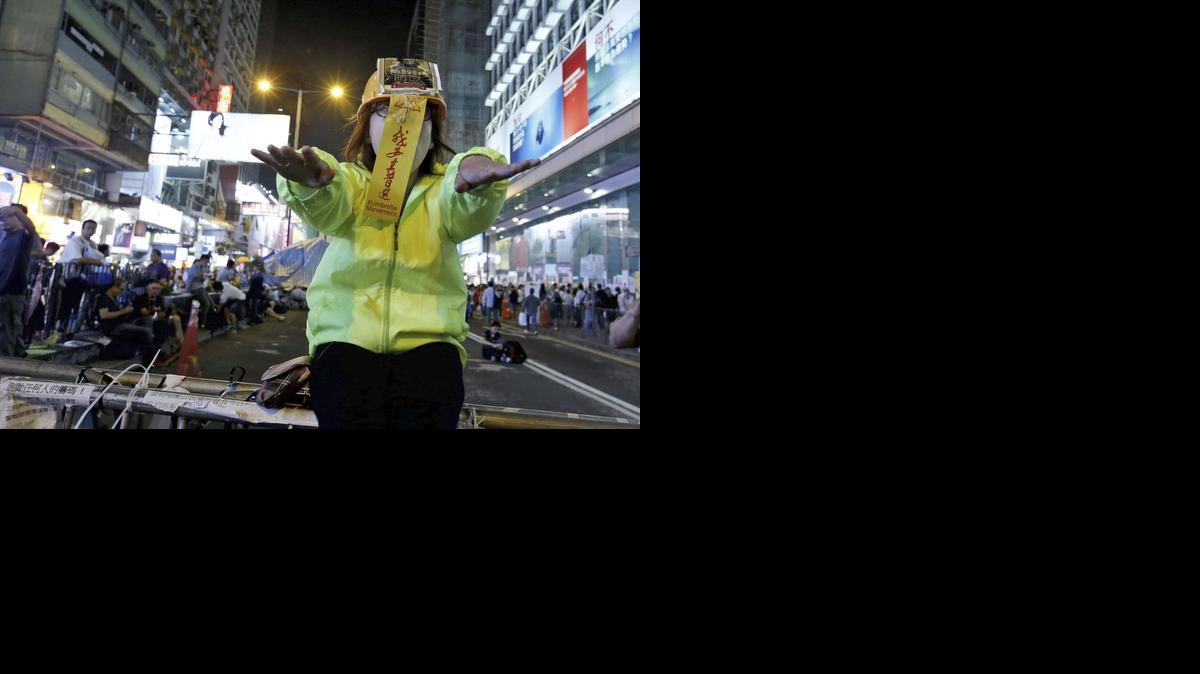 <cutline_leadin>Los lideres</cutline_leadin> del movimiento pro democracia de Hong Kong han convocado una consulta para el domingo entre los manifestantes para tomar decisiones.<252><252>