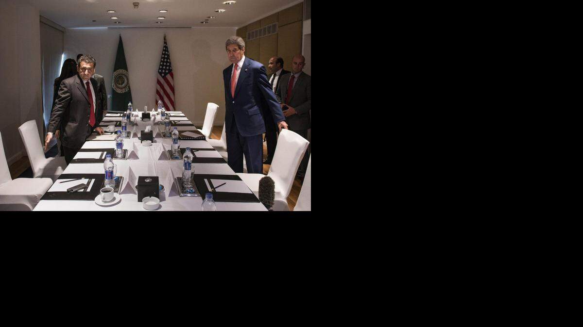 
El secretario de Estado estadounidense, John Kerry (der.), antes de una reunión con funcionarios de la Liga Árabe en El Cairo, Egipto, el 13 de septiembre de 2014.
