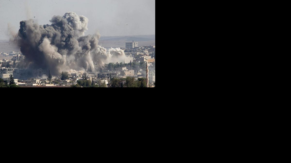 
Bombardeo de la coalición liderada por EEUU, en Kobani, Siria, fotografiado desde el lado turco de la frontera.
