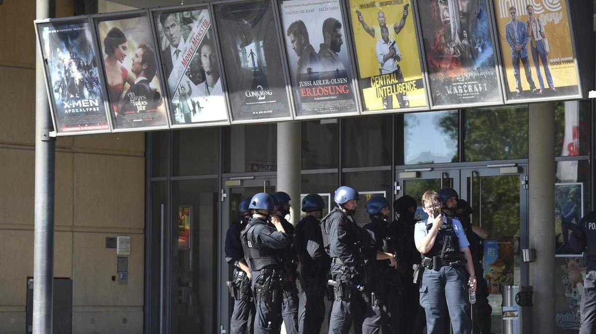 Efectivos de uan unidad de las fuerzas especiales vigilan la entrada de un multicine de Viernheim, suroeste de Alemania, el 23 de junio del 2016, donde un hombre armado se atrincheró. La policía abatió al asaltante y ninguna persona resultó herida.
