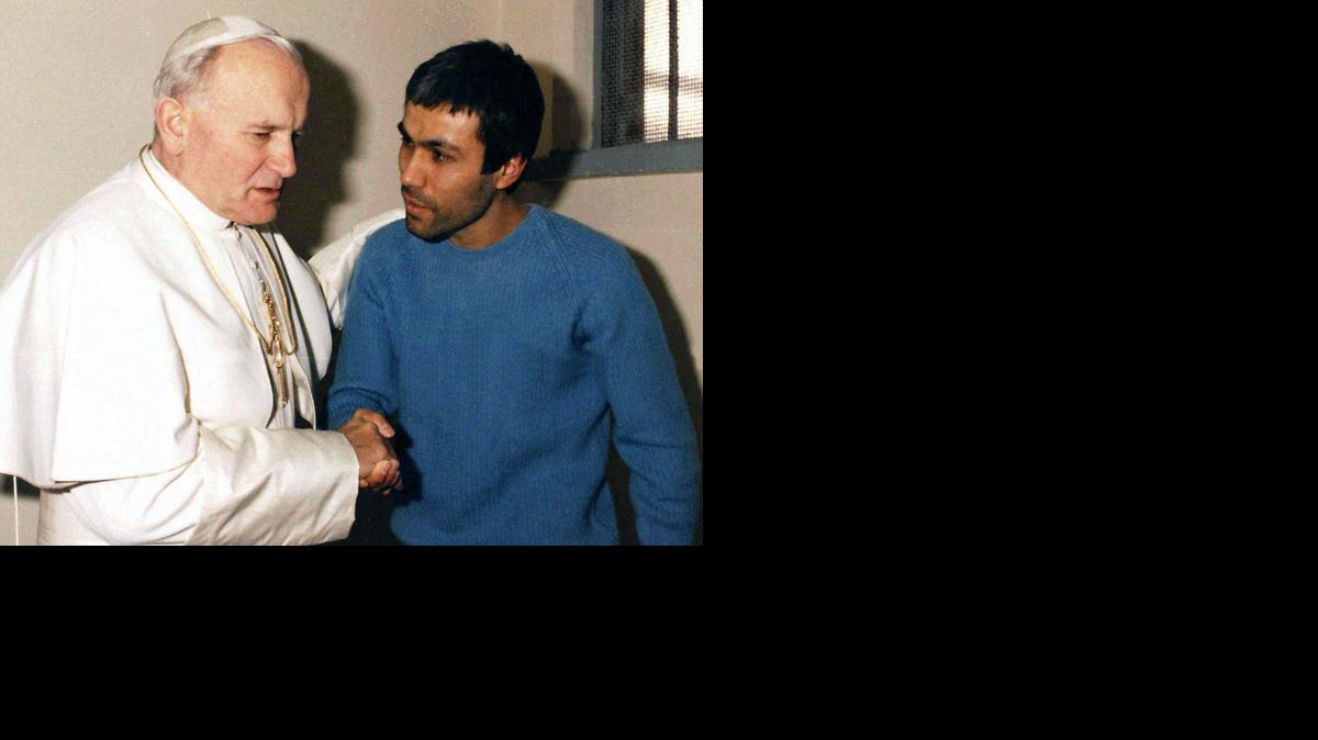 
El papa Juan Pablo II visita a Mehmet Ali Agca en una cárcel de roma en 1983, para expresarle su perdón, luego que el turco baleó al pontífica en 1981.

