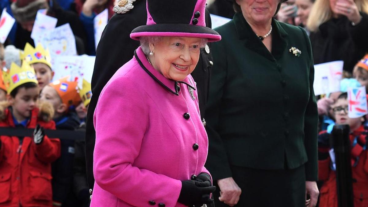 La reina Isabel II de Inglaterra visitó el viernes en Norwich (este de Inglaterra) una exposición, en su primera aparición pública desde el resfriado que la obligó a suspender compromisos en Navidad.