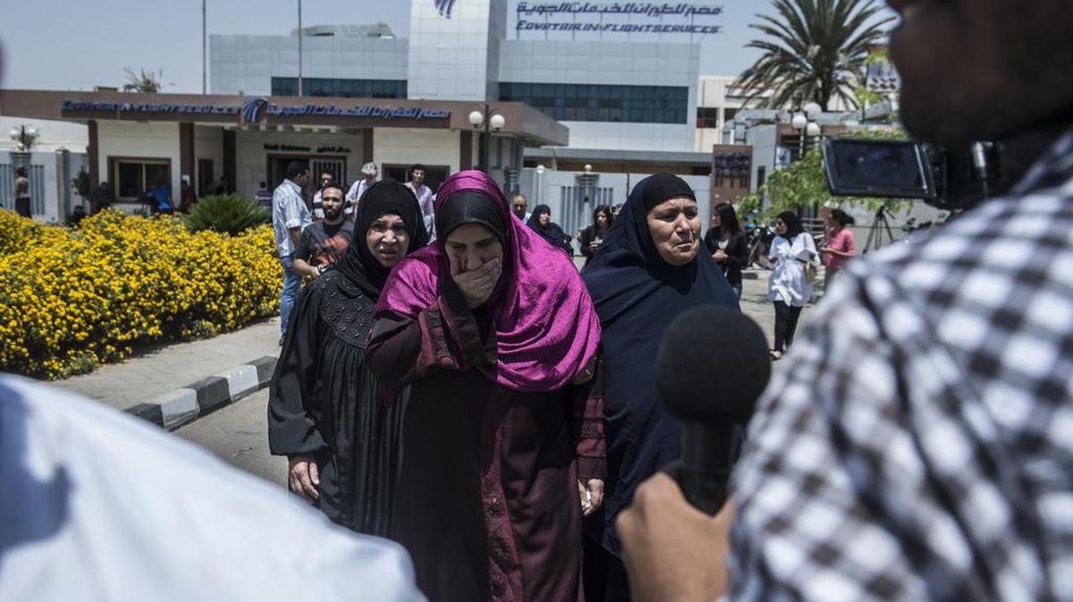 Familiares de pasajeros llegaron al aeropuerto de El Cairo.