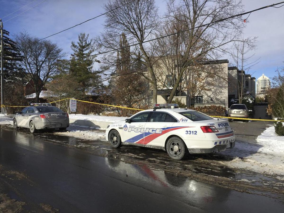 Patrullas policiales están estacionados afuera de la casa del multimillonario Barry Sherman el sábado 17 de diciembre de 2017 en Toronto.