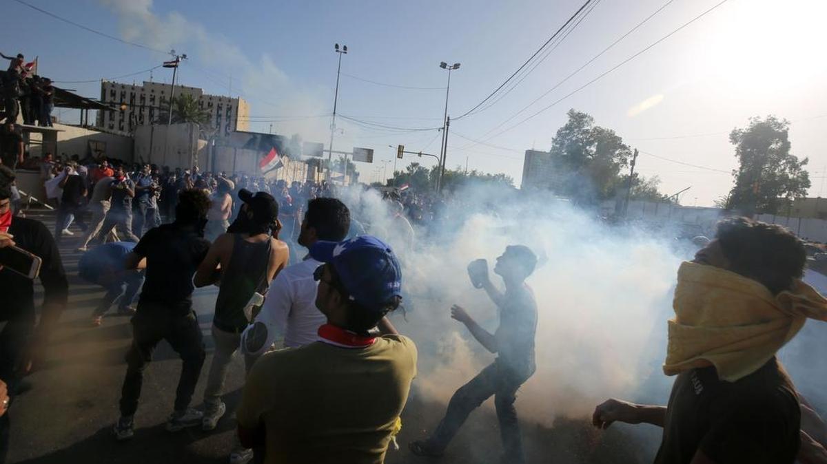 Cientos de manifestantes iraquíes irrumpieron el viernes de nuevo en la fortificada Zona Verde de Bagdad y se dirigieron a las sedes del gobierno y el Parlamento.