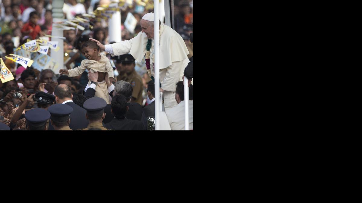 
El papa Francisco acaricia a un niño a su llegada al santuario de Nuestra Señora de Madhu en Sri Lanka, el miércoles. Francisco se convirtió en el primer pontífice que pisa territorio tamil.


