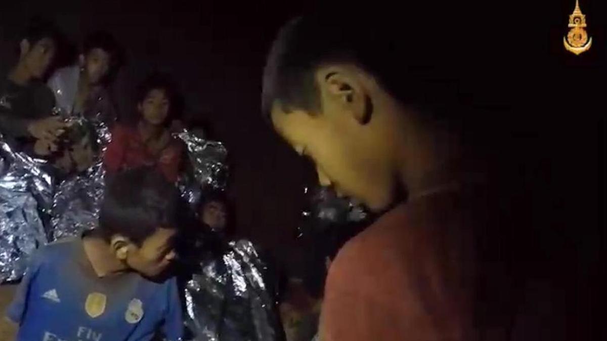Captura de video cedida por Thai Royal Navy que muestra a miembros de un equipo de fútbol en una sección de la cueva Tham Luang en el parque forestal Khun Nam Nang, provincia de Chiang Rai, Tailandia, el 4 de julio de 2018.