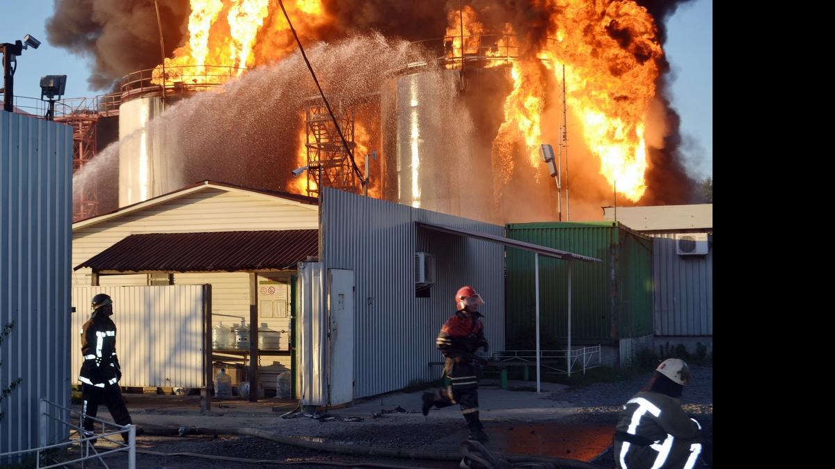 
Al menos cuatro personas murieron en un gigantesco incendio en un depósito de petróleo cerca de Kiev, que este martes estaba parcialmente controlado pero obligó a evacuar a los civiles de la zona.
