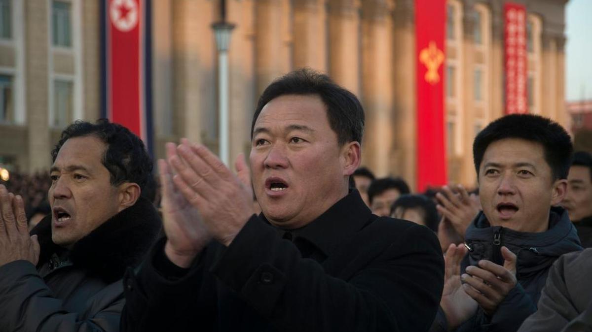 Norcoreanos participan en un acto político en Pyongyang a principios de diciembre de este año.