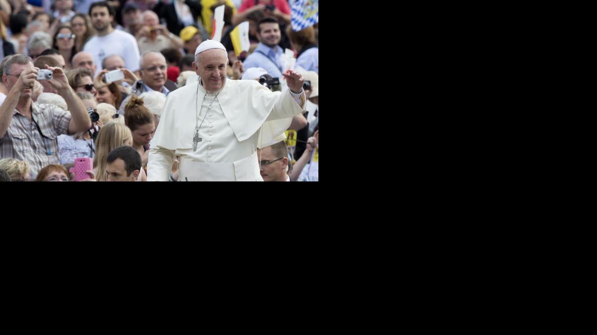 
 El papa Francisco saluda a su llegada a la audiencia general de los miércoles en la plaza de San Pedro del Vaticano, el 22 de octubre de 2014. EFE/Claudio Peri
