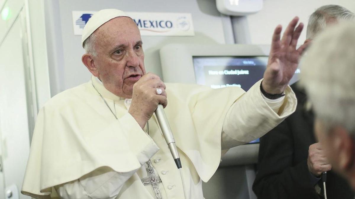 El papa Francisco se dirige a los periodistas a bordo del avión que le traslada de México a Italia, el 18 de febrero de 2016.