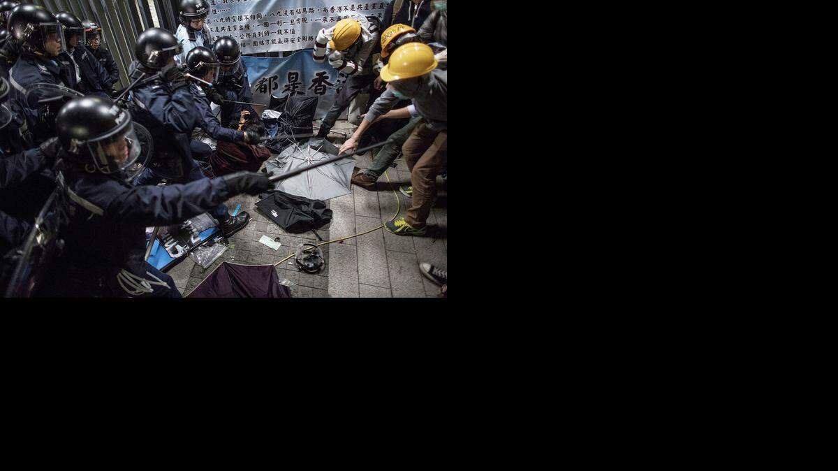 
Un centenar de policías utilizaron sus porras y gas pimienta contra los manifestantes en las primeras horas de la jornada. Cuatro personas fueron detenidas.
