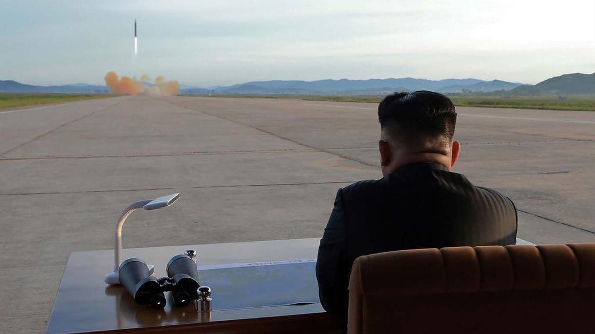 Kim Jong-Un inspeccionó un simulacro de lanzamiento del cohete balístico estratégico de mediano y largo alcance Hwasong-12 en una ubicación no revelada.