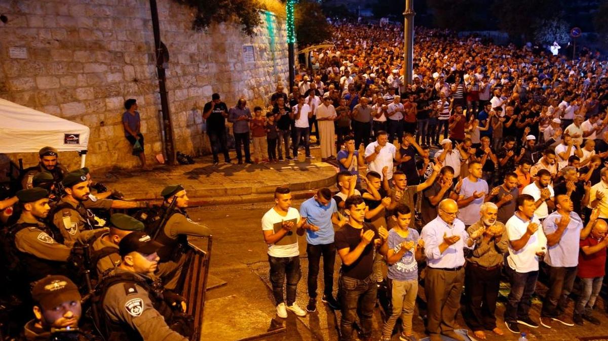 El 24 de julio de 2017, las fuerzas de seguridad israelíes se mantienen en espera de que los fieles musulmanes palestinos oren fuera de la Puerta de los Leones, una entrada principal a la mezquita de Al-Aqsa, en la Ciudad Vieja de Jerusalén. Ataque que mató a dos policías israelíes la semana anterior. El rey Abdullah II de Jordania instó al primer ministro israelí, Benjamín Netanyahu, a que retire nuevas medidas de seguridad en un lugar sagrado de Jerusalén.