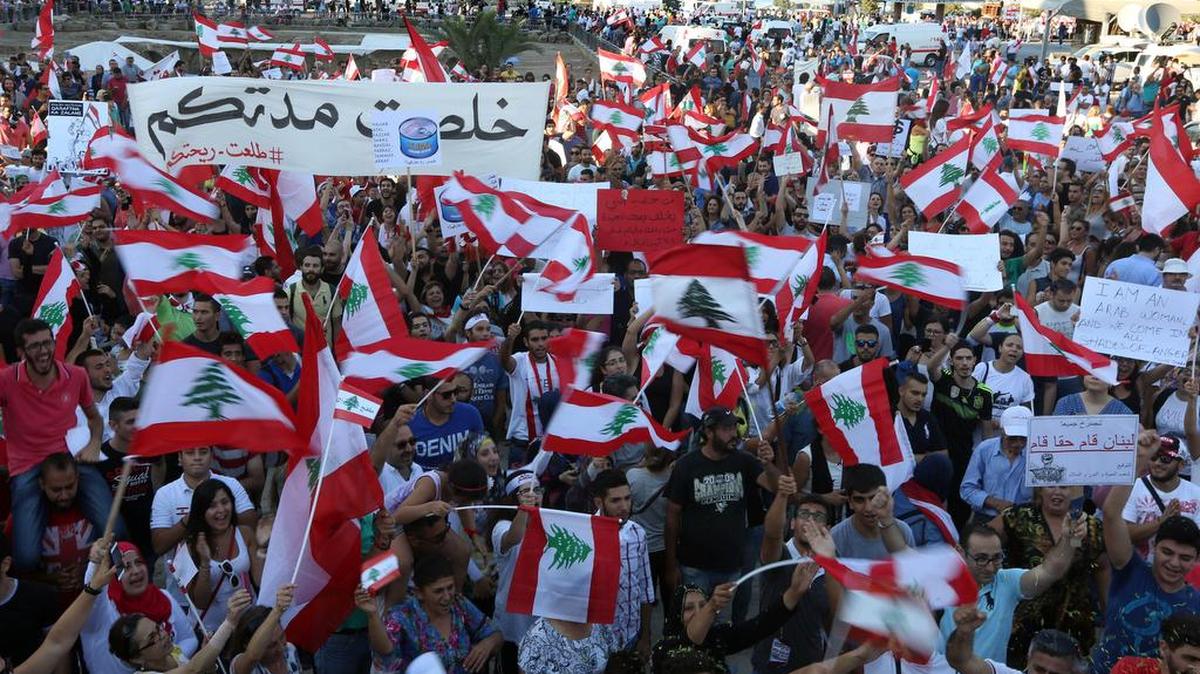 
Miles de libaneses se concentraron el sábado en el centro de Beirut para protestar contra la “indiferencia y despreocupación del gobierno” frente a los problemas que sufre el país.
