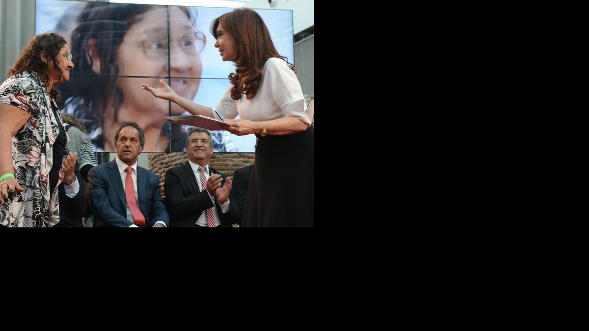 
Fotografía cedida el martes 7 de abril de 2015, de la presidenta argentina, Cristina Fernández (d), durante un acto en el Museo Bicentenario de Buenos Aires. 