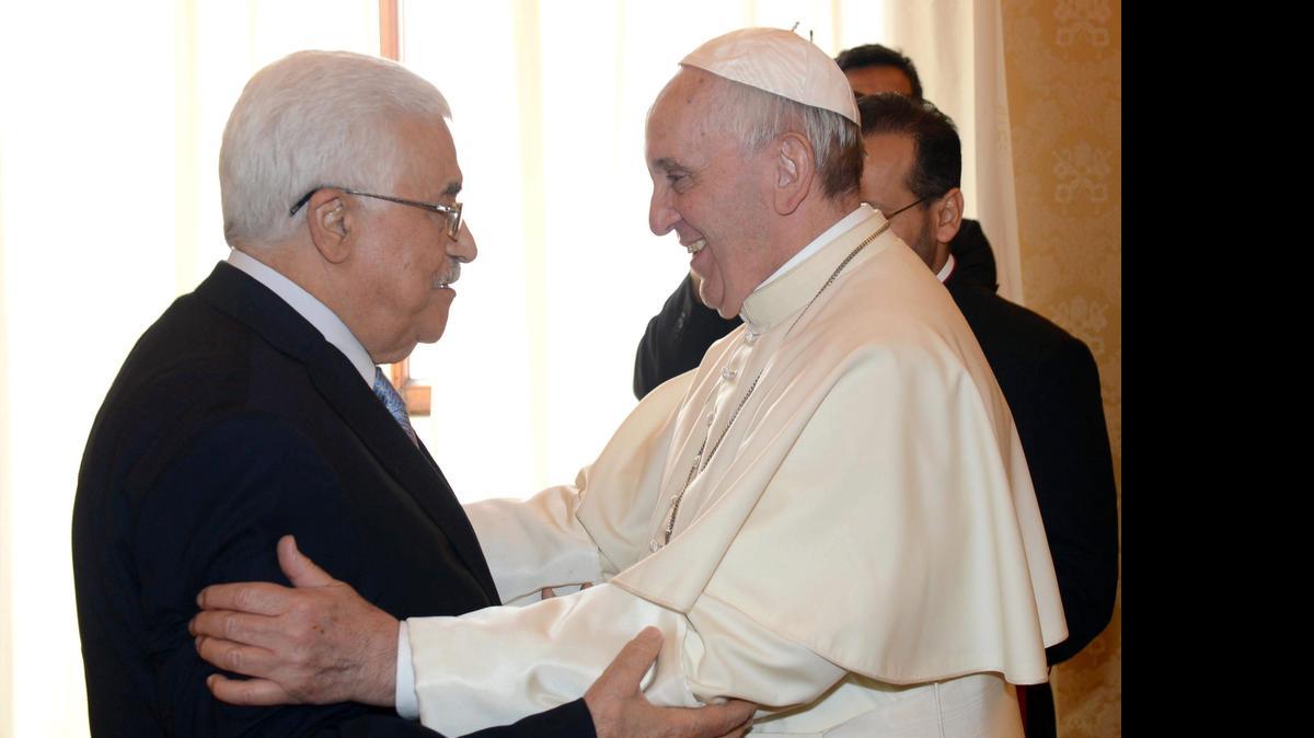 
El papa Francisco calificó al presidente palestino Mahmud Abbas de “ángel de paz” al recibirlo este sábado en el Vaticano, donde los dos líderes hicieron un llamado para “combatir el terrorismo” en Oriente Medio. 
