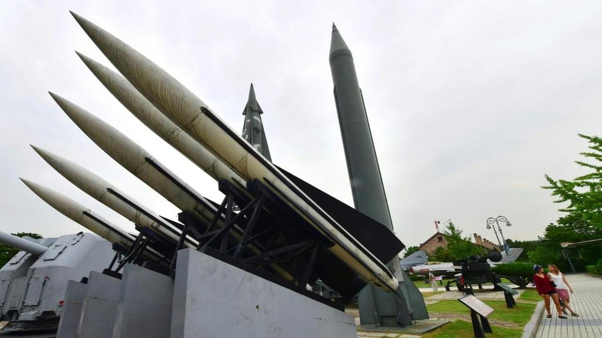 Visitantes caminan junto a las replicas de los misiles lansados por Corea del Norte hacia el mar de Japon esta semana.