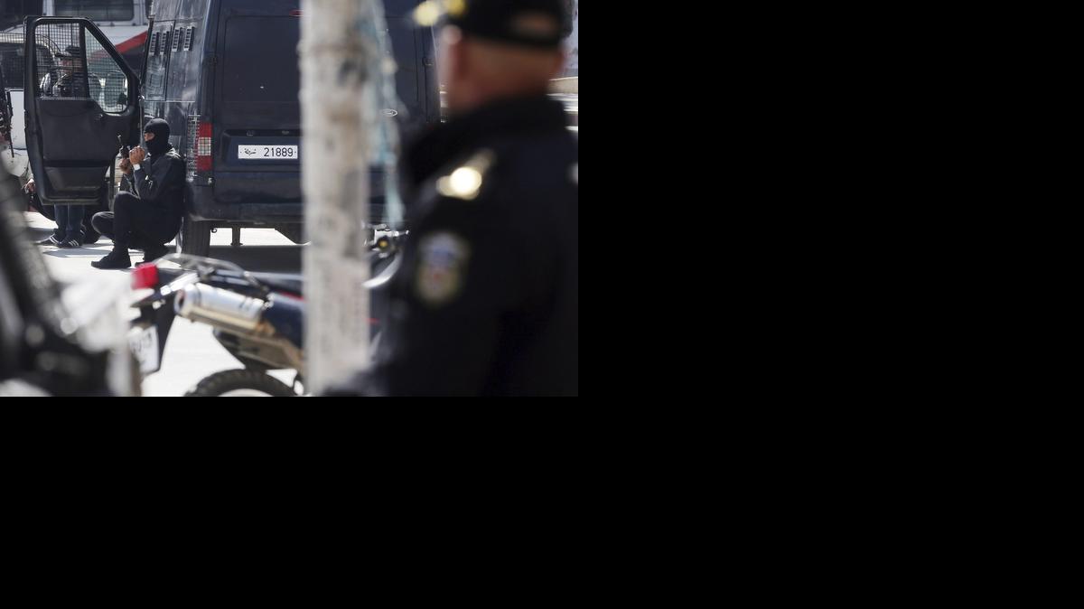 <cutline_leadin>Miembros de</cutline_leadin> las fuerzas de Seguridad tunecinas, toman posiciones en las proximidades del museo del Bardo en Túnez, el miércoles. Los asaltantes dispararon a un autobús de turistas antes de tomar una serie de rehenes.<252><252>