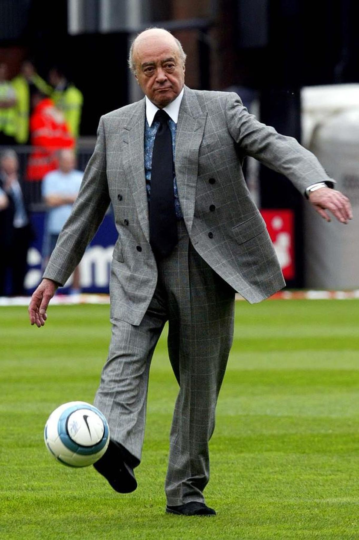 Foto de archivo fechada el 16/04/05 del entonces presidente de Fulham, Mohamed al Fayed, en el campo.
