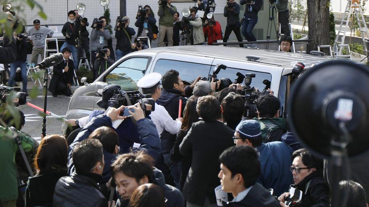 Fotógrafos rodean una furgoneta de la policía que transporta al sospechoso Takahiro Shiraishi mientras salen de una estación de policía en la oficina del fiscal en Tokio el 1 de noviembre de 2017.