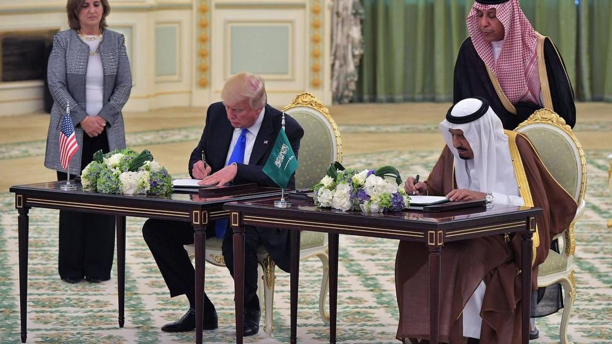 El presidente estadounidense, Donald Trump, y el rey saudí, Salman bin Abdulaziz, firman este sábado un acuerdo para la venta de armamento a Arabia Saudí por valor de 110,000 millones de dólares.
