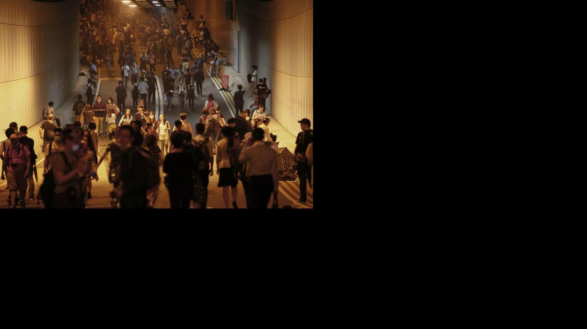 
Un grupo de activistas del movimiento Occupy Central protestan tras ocupar un túnel en el centro administrativo de Admiralty en Hong Kong, China, este martes.
