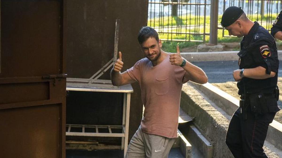 Pyotr Verzilov, un miembro del grupo de protesta Pussy Riot, hace un gesto mientras es escoltado a la sala del tribunal en Moscú, Rusia, el martes 31 de julio del 2018.