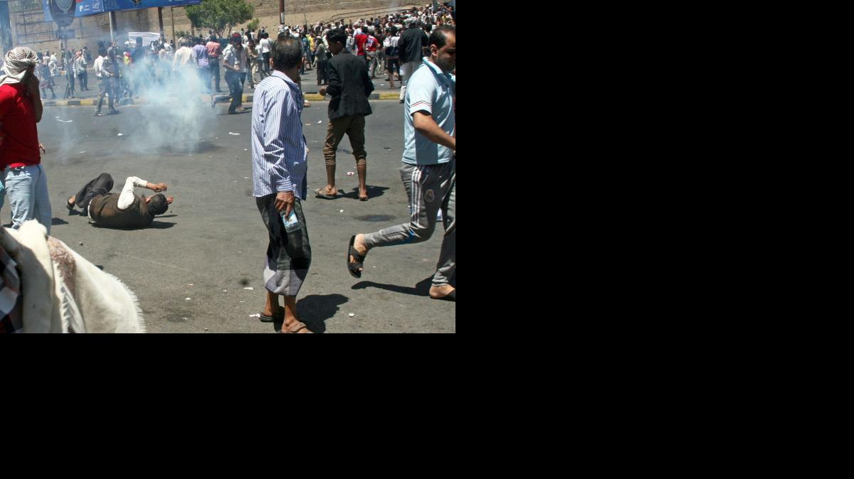 
La creciente inseguridad en Yemen ha llevado a Estados Unidos a evacuar su embajada y sus tropas de una base aérea del sur del país tras el cuádruple atentado del viernes, que dejó 142 muertos.
