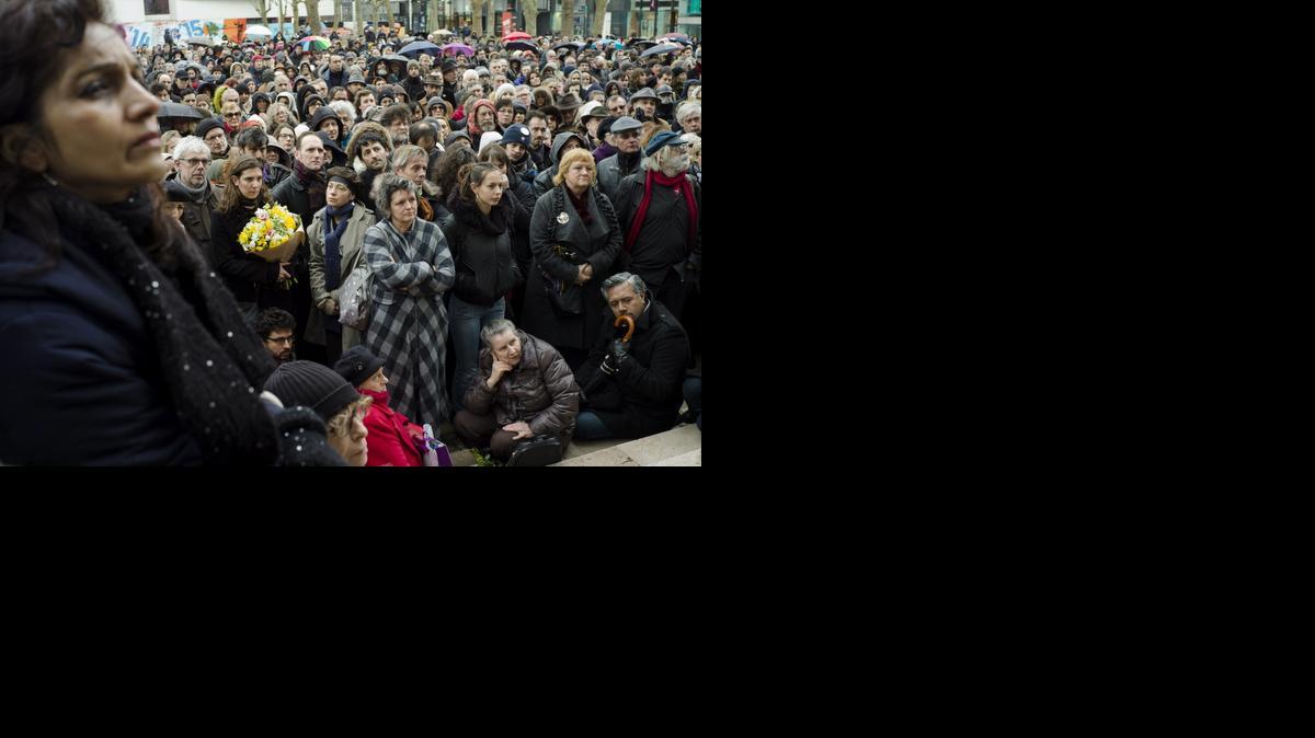 
Numerosas personas se congregan ante el ayuntamiento durante el funeral del caricaturista del semanario Charlie Hebdo, Bernard Verlhac, ‘Tignous’, en Montreuil, Francia, este jueves.
