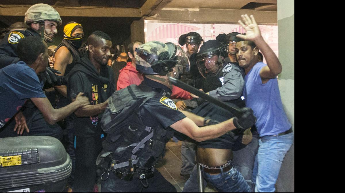 
La policía lanzó granadas aturdidoras y gases lacrimógenos para impedir que algunos manifestantes tomaran la alcaldía de Tel Aviv.
