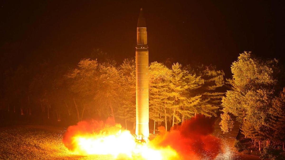 Imagen publicada por la Agencia de Noticias Central Coreana (KCNA) de Corea del Norte el 29 de julio de 2017 y tomada el 28 de julio de 2017 muestra el misil balístico intercontinental (ICBM) de Corea del Norte, Hwasong-14, lanzado en un lugar no revelado en Corea del Norte.